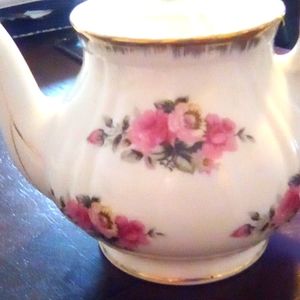 NWOT Vintage Pink And Green Floral Print With Gold Detail Tea Pot